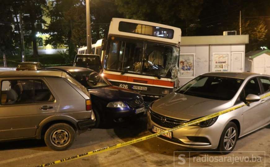 Trolejbus udario u parkirane automobile na Trgu Austrije, ima povrijeđenih